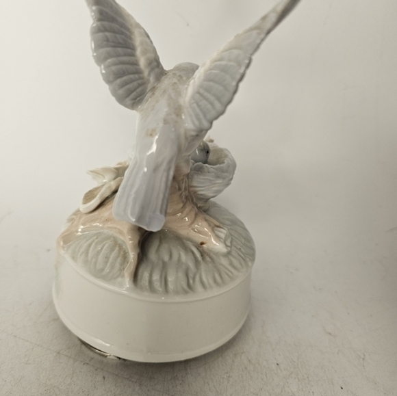 Vintage porcelain hummingbird figurine music box - Picture 4 of 4